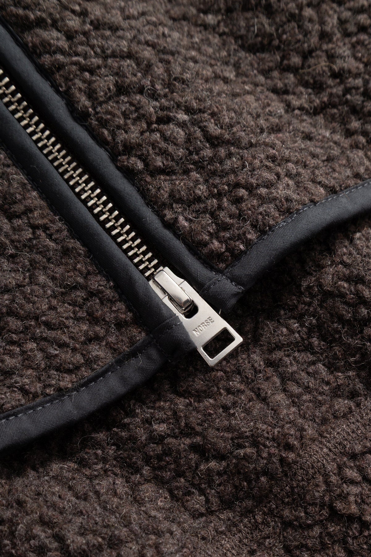 Norse Projects - Bjerget Sherpa Wool Fleece Jacket - Delicioso Brown Jakke Norse Projects 
