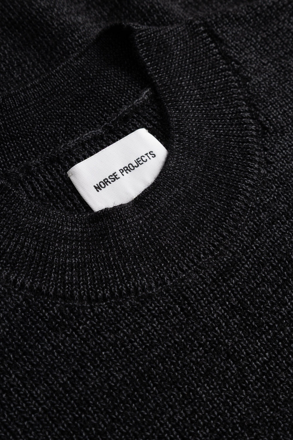 Norse Projects - Hirtshals Tech Merino Waffle Crewneck - Charcoal Melange Genser Norse Projects 