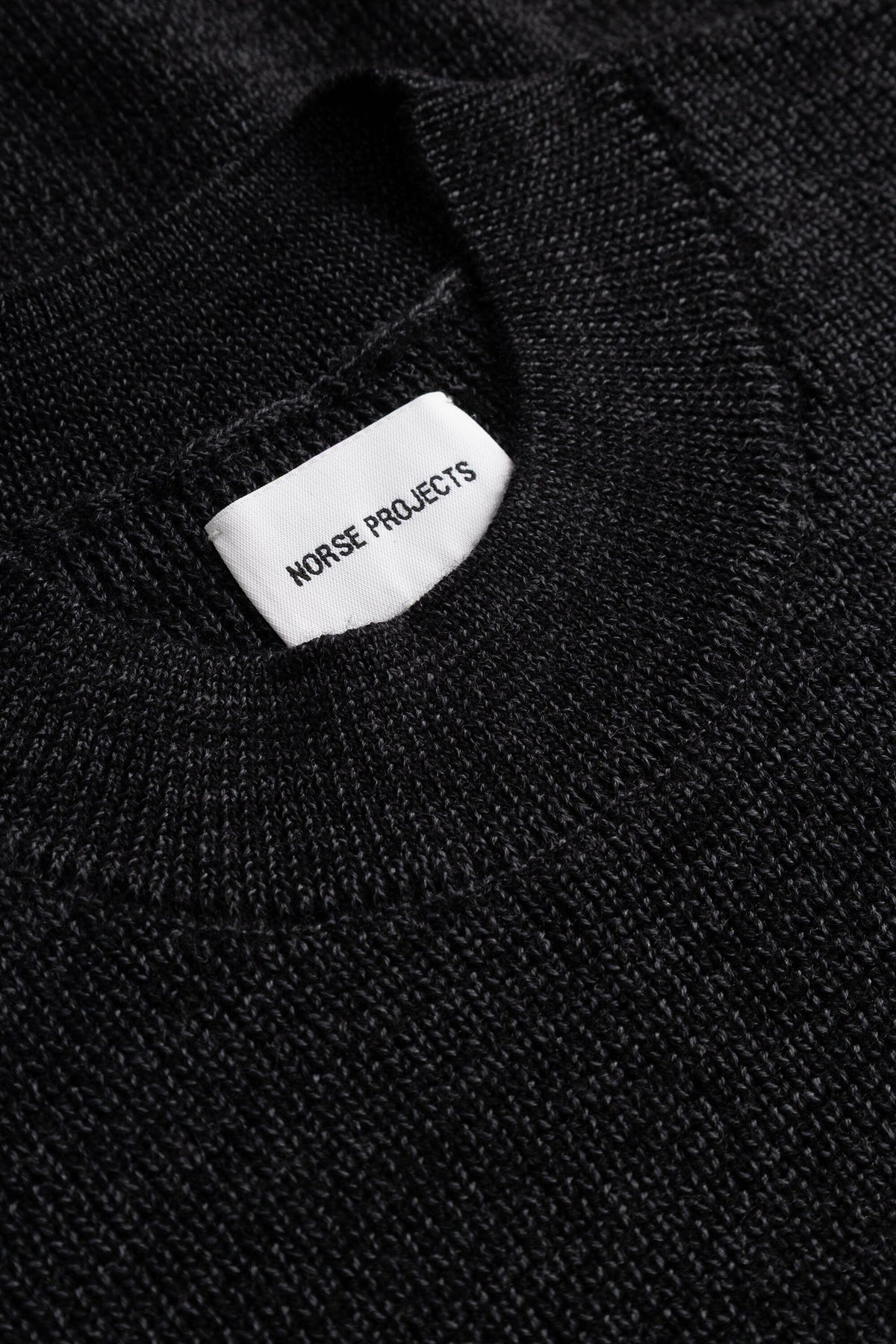 Norse Projects - Hirtshals Tech Merino Waffle Crewneck - Charcoal Melange Genser Norse Projects 