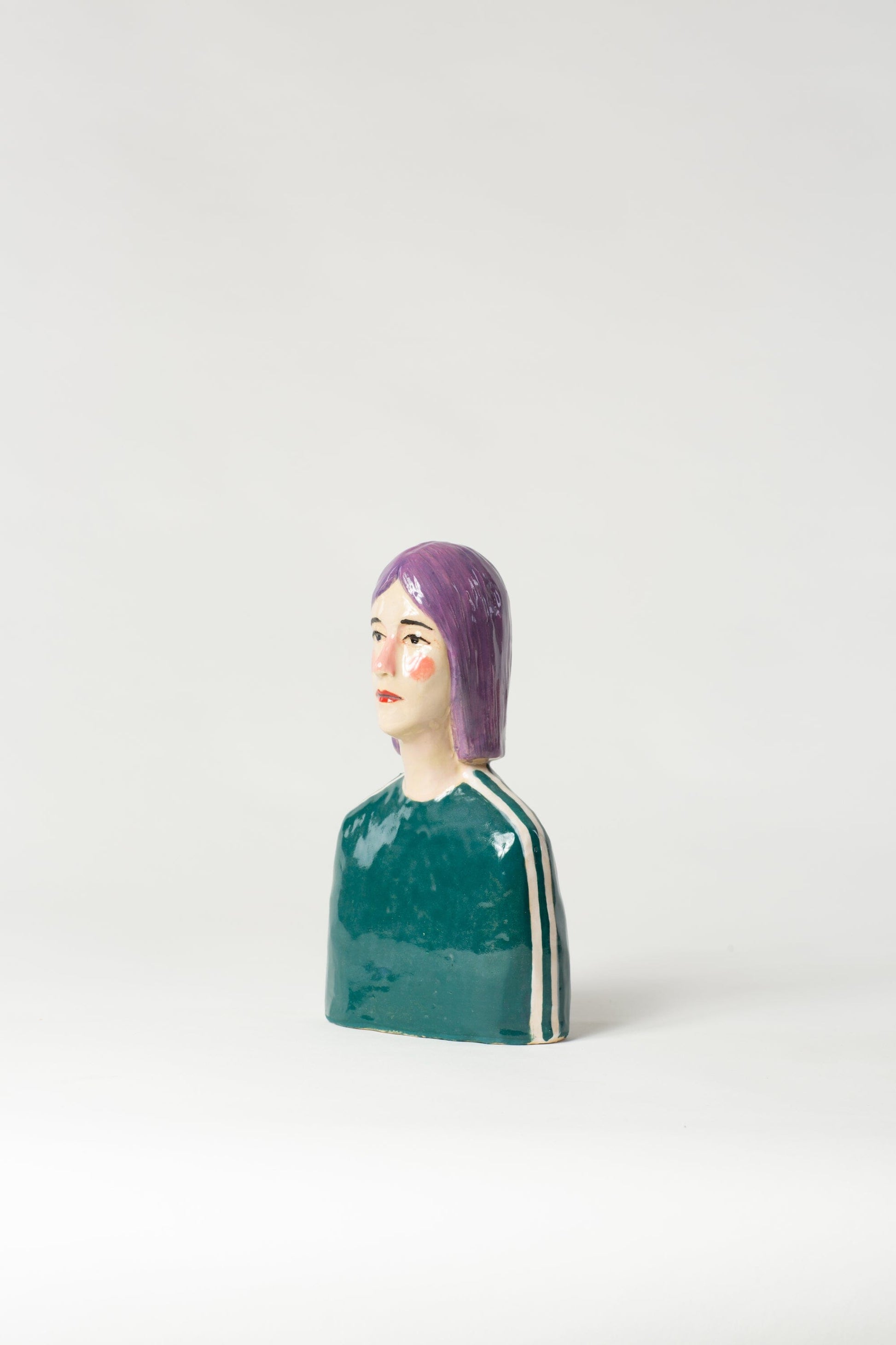 Robin Danielsson Untitled Figures 2023 (Lilla hår, grønn genser med striper) Art Salgshallen 