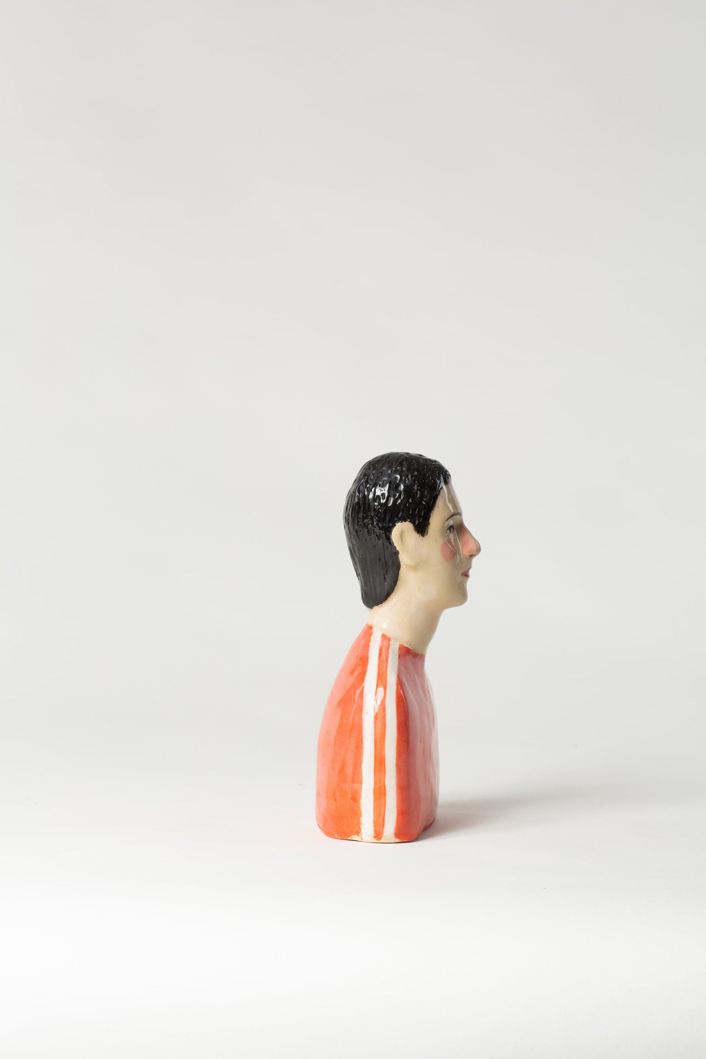 Robin Danielsson Untitled Figures 2023 (Rød genser, sort hår) Art Salgshallen 