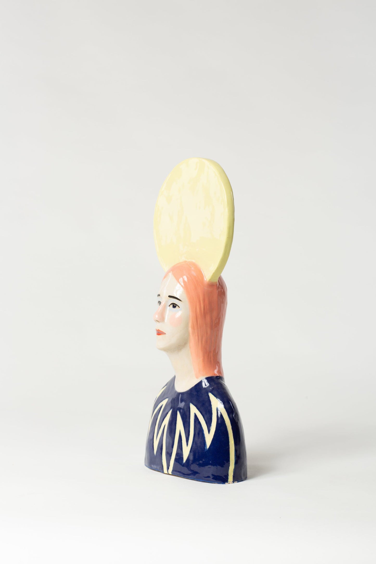 Robin Danielsson Untitled Figures 2023 (rosa hår med gul form på hodet) Art Salgshallen 
