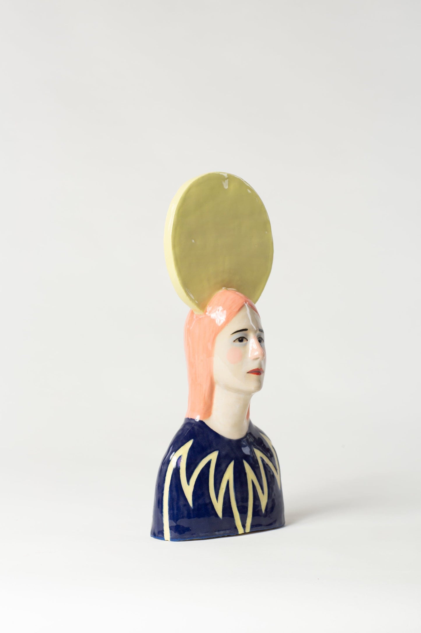 Robin Danielsson Untitled Figures 2023 (rosa hår med gul form på hodet) Art Salgshallen 