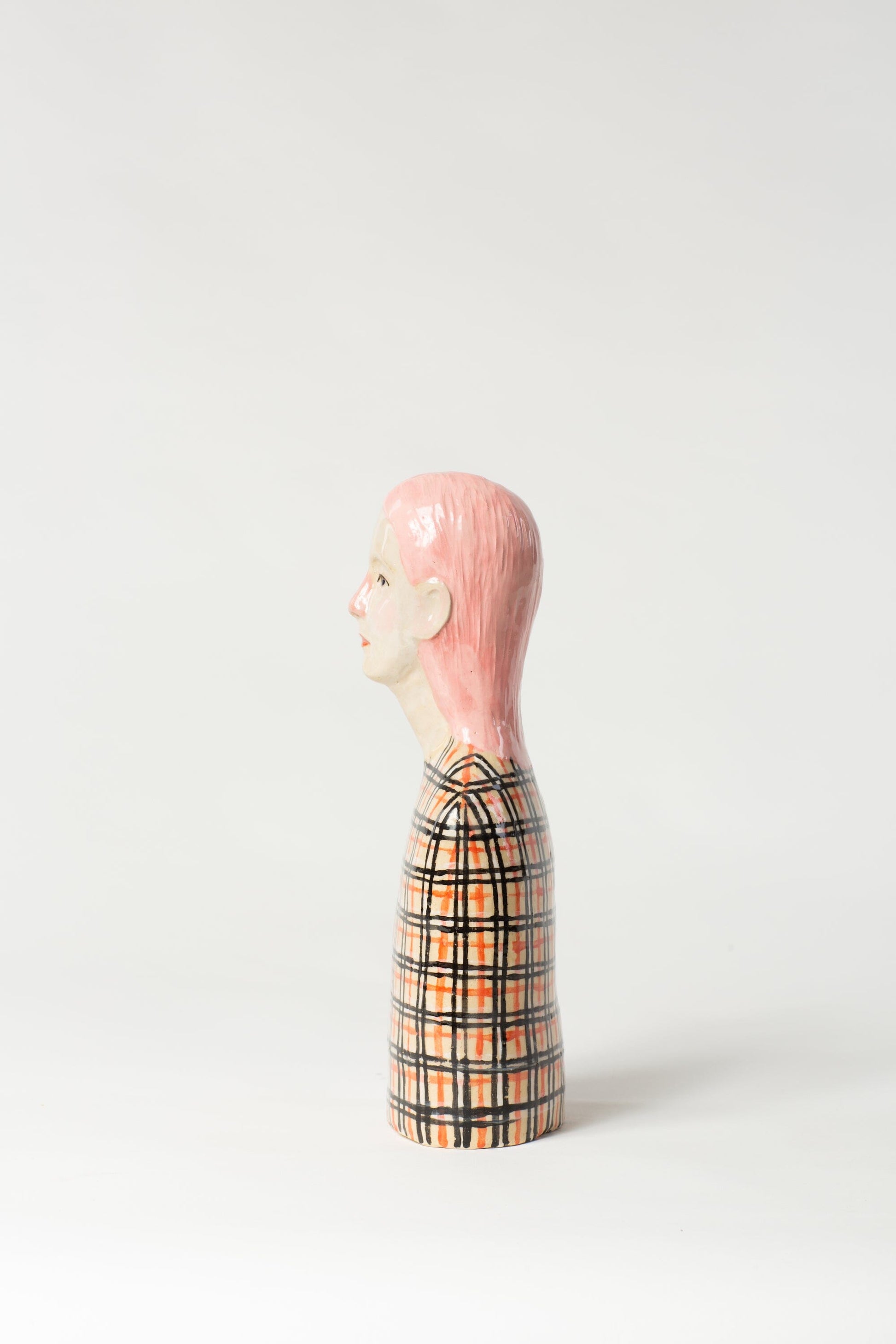 Robin Danielsson Untitled Figures 2023 (rutete genser med rosa hår) Art Salgshallen 